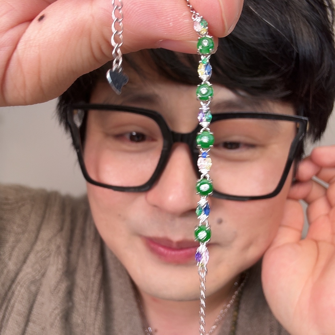 翡翠未镶嵌颈饰一件