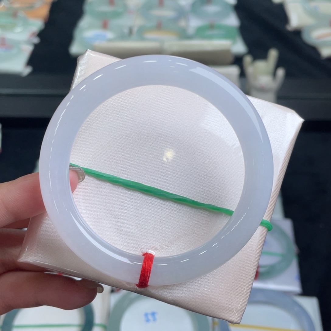 翡翠手镯未镶嵌翡翠