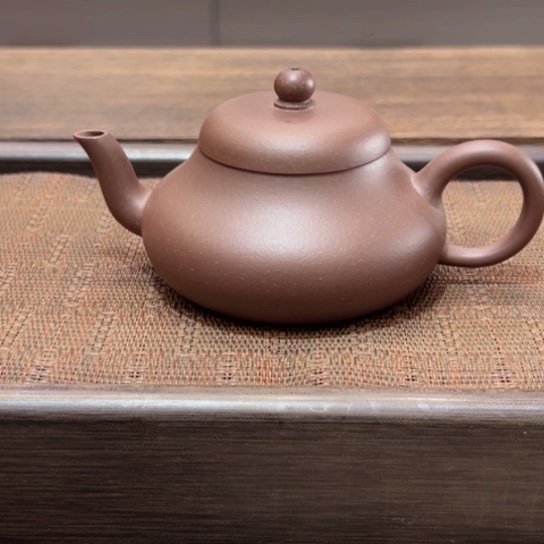 紫砂茶壶黄龙山大水潭原矿底槽清半手土微瑕。