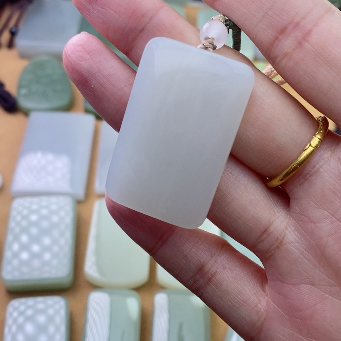 和田玉颈饰未镶嵌微包容有水线