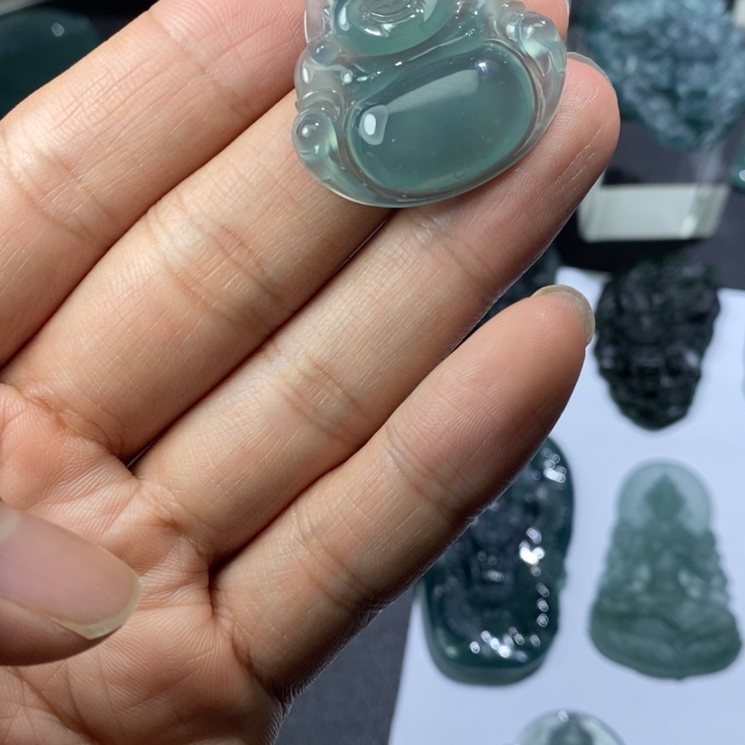。***…定制翡翠未镶嵌佛公