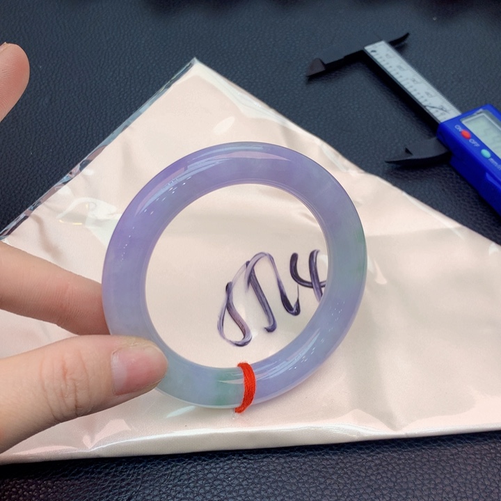 翡翠手镯未镶嵌翡翠手镯