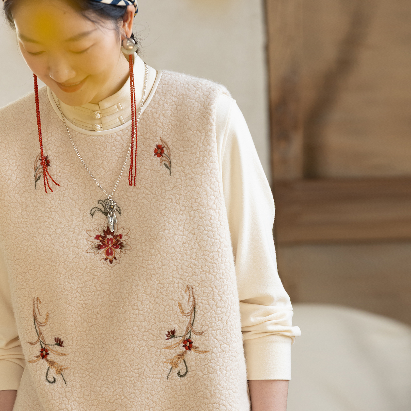 牧衣游原创 羊羔绒机绣马夹女冬季新款细腻柔软文艺保暖开衫 小筑