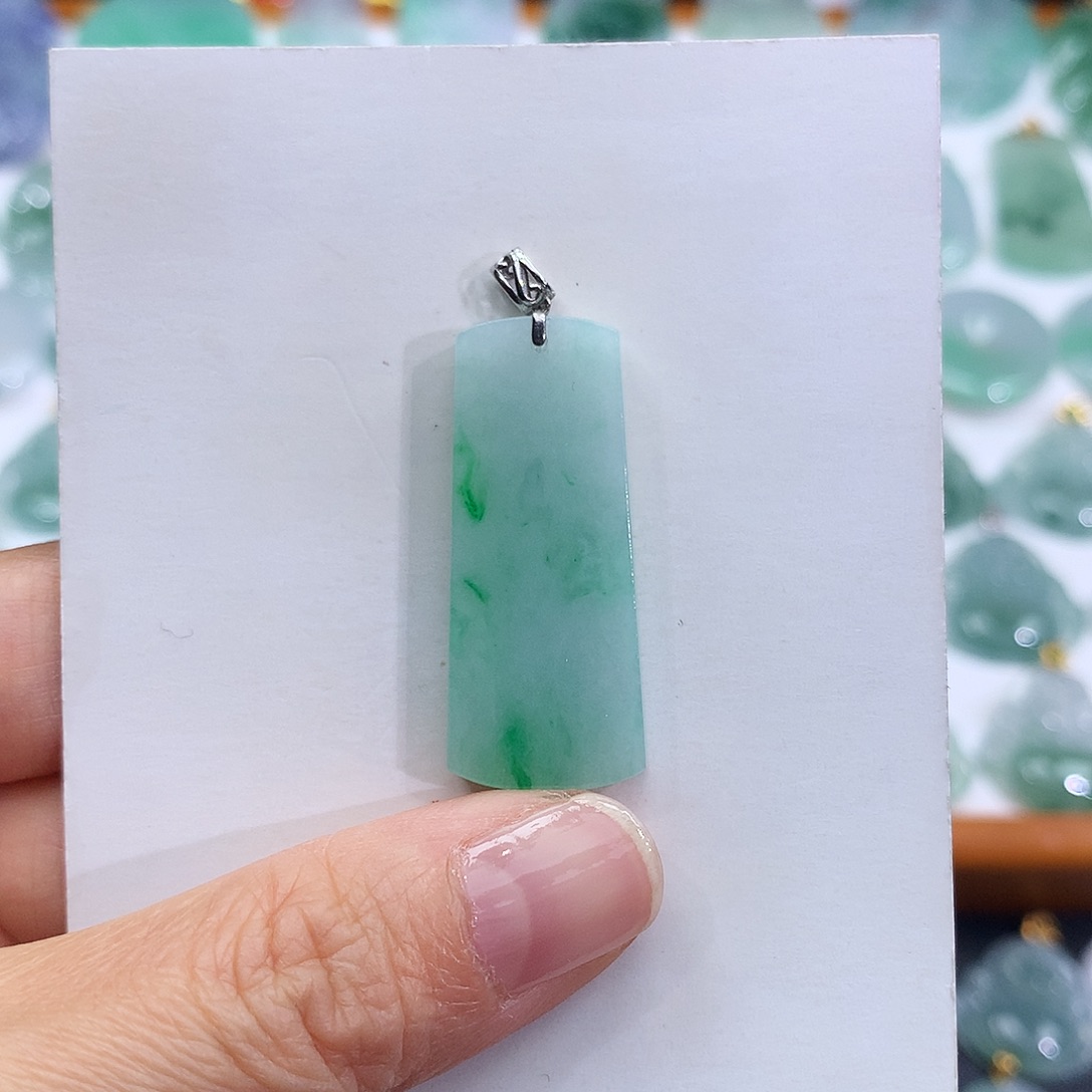 翡翠18K金镶嵌颈饰翡翠吊坠