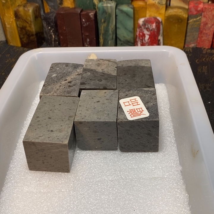 昌化鸡血石牛角冻