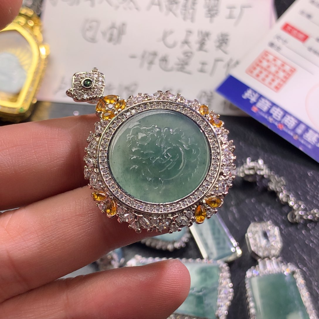 翡翠未镶嵌颈饰财神