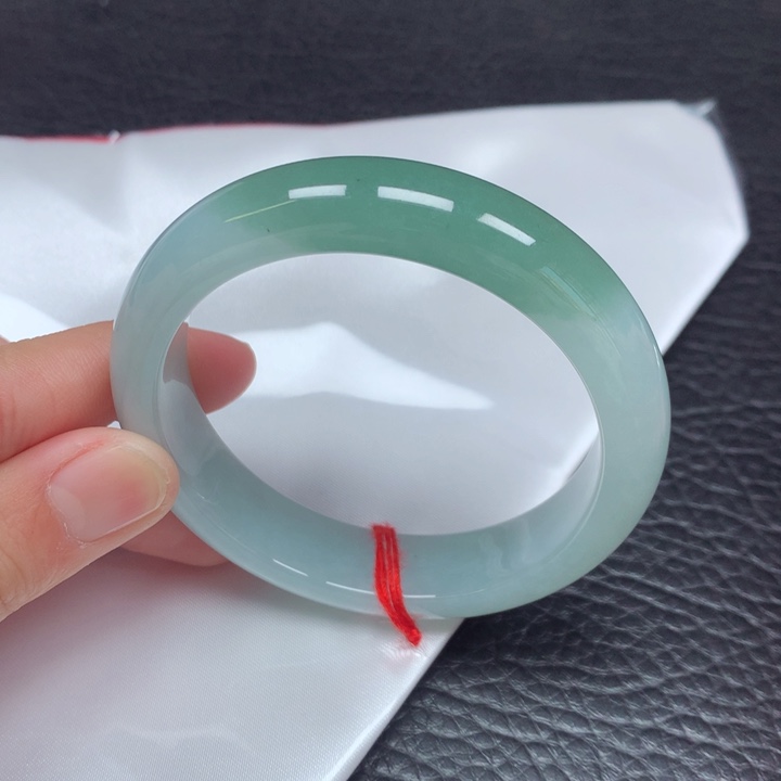 翡翠手镯未镶嵌。