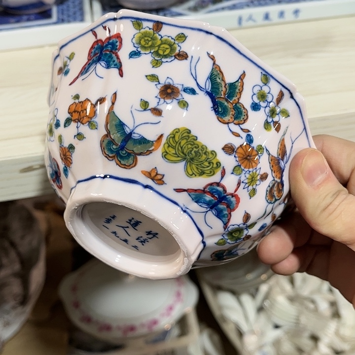 瓷片////直径15厘米。红西西。