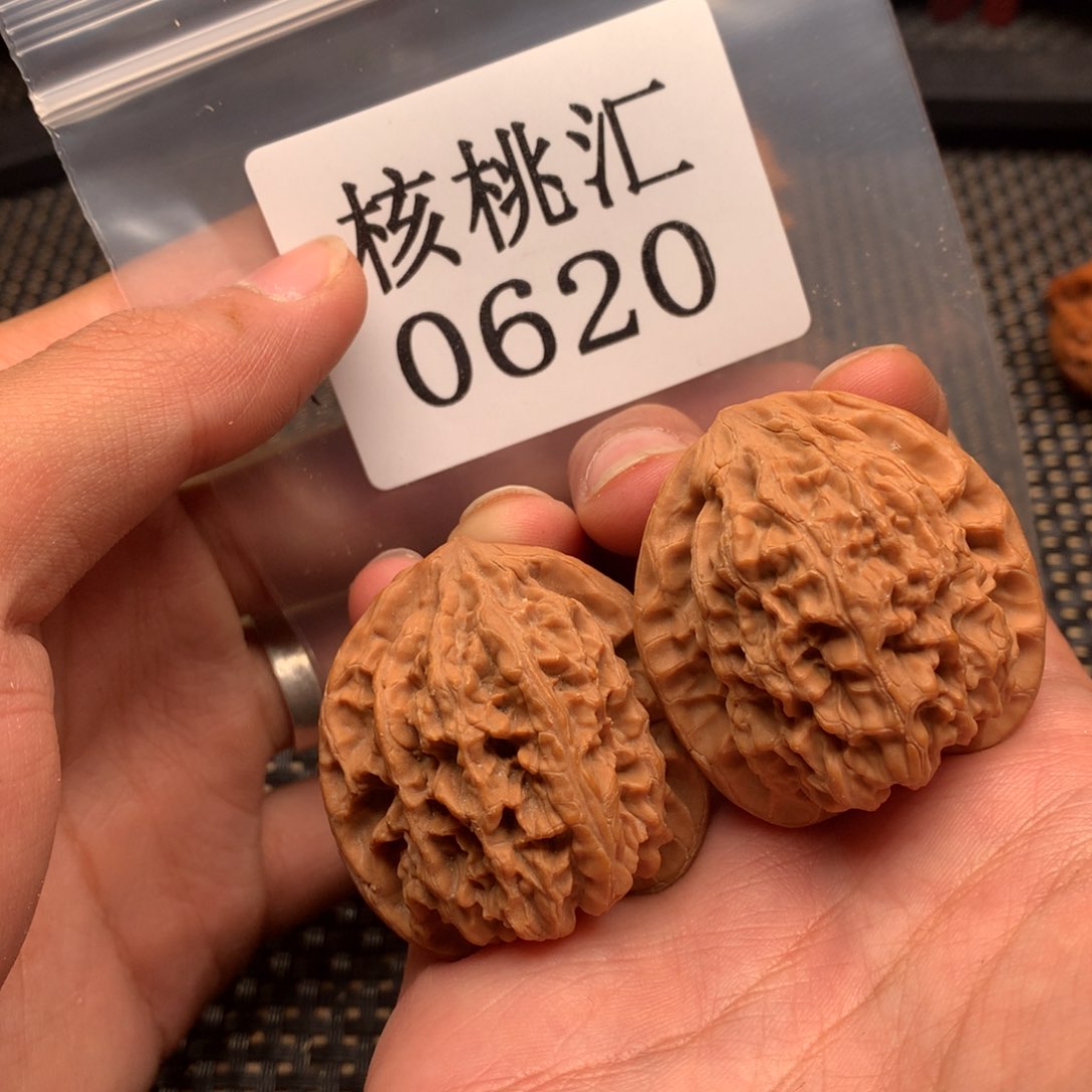 文玩核桃吊坠野牛40