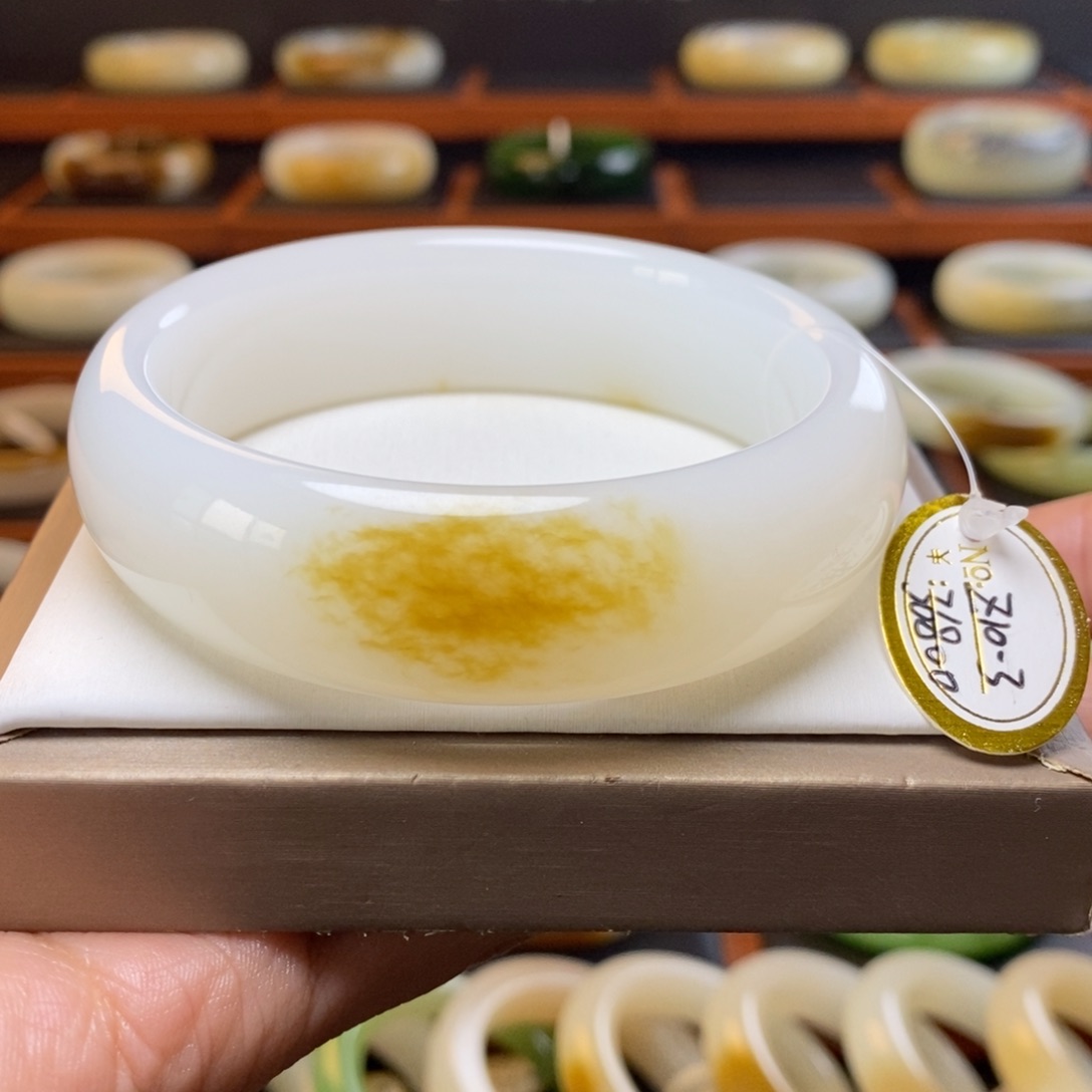 和田玉未镶嵌手镯61圈