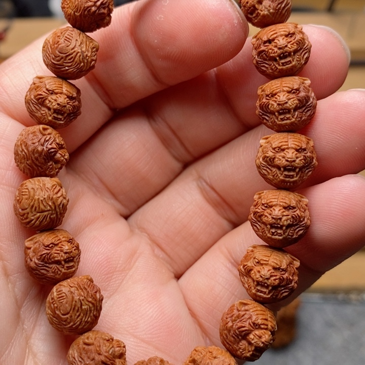 1.1桃核雕刻老虎手串