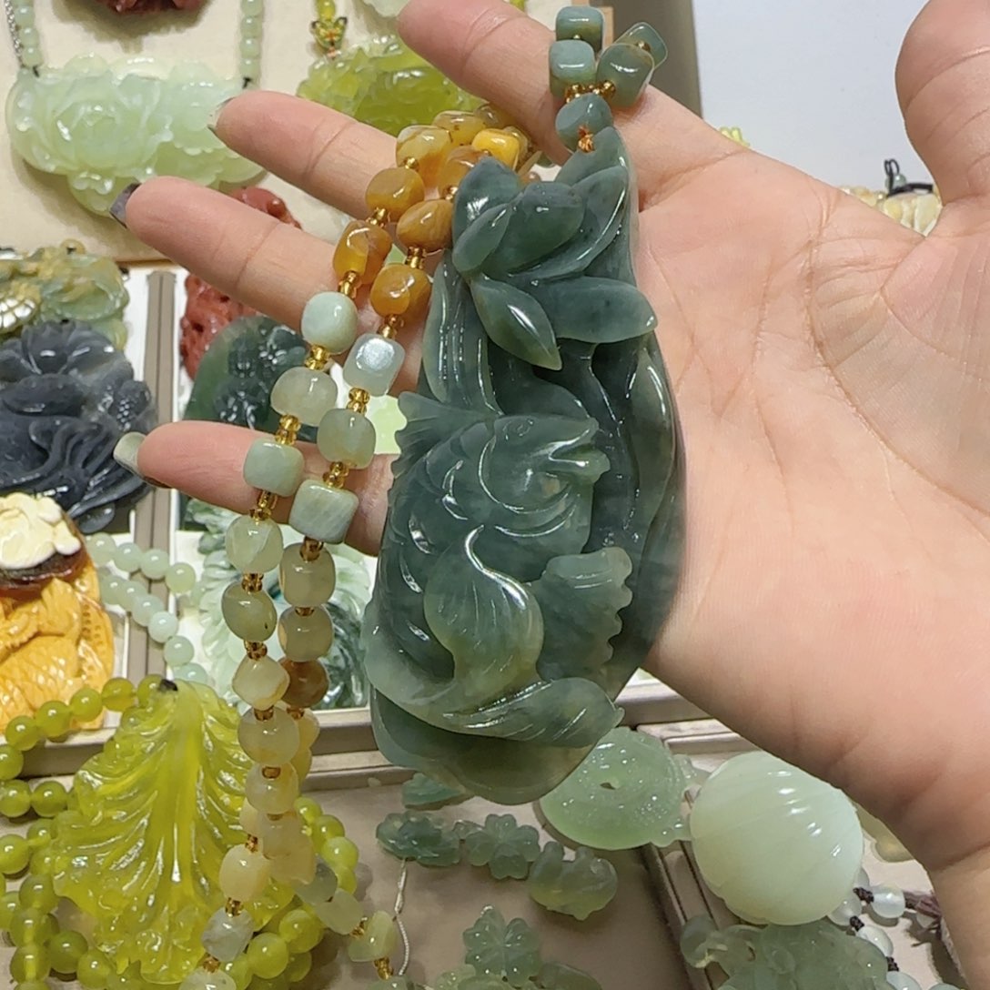 未镶嵌蛇纹石玉吊坠