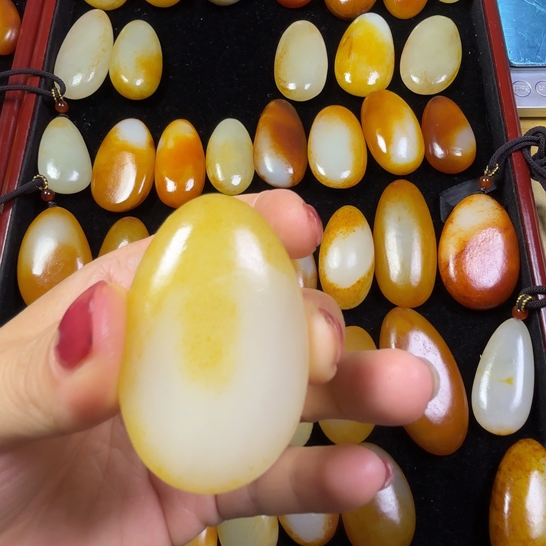 用***8和田玉未镶嵌颈饰