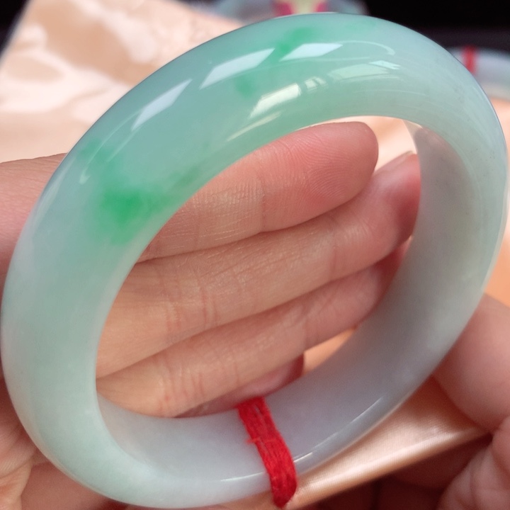 翡翠手镯未镶嵌冰胶阳绿飘花40号