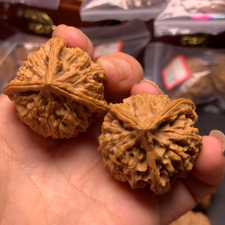 文玩核桃吊坠文玩核桃丁字三楞我点小黄