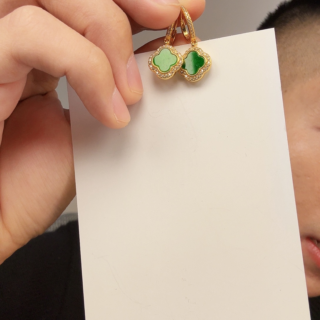 翡翠未镶嵌颈饰一对