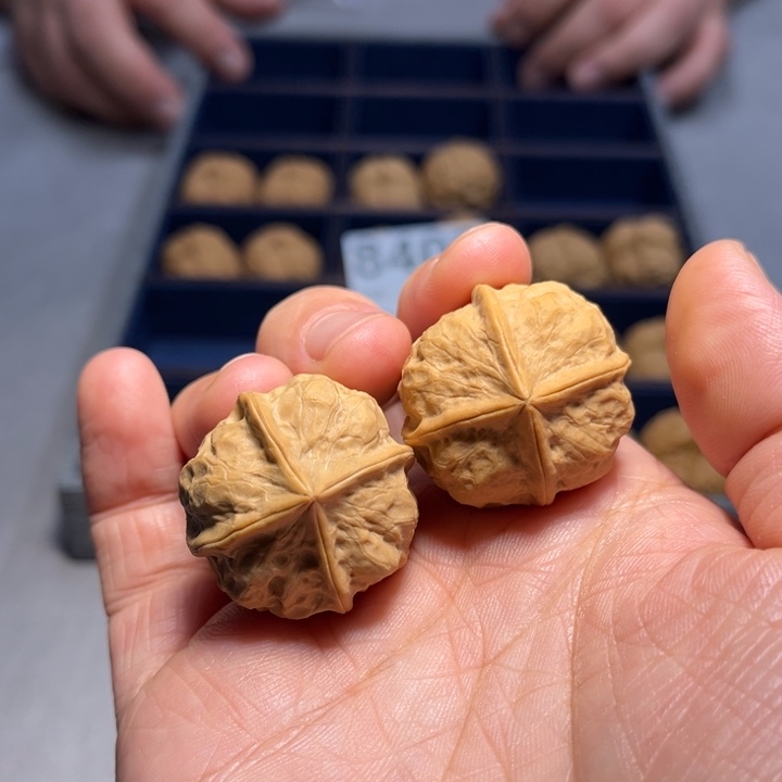 文玩核桃把件四棱8403