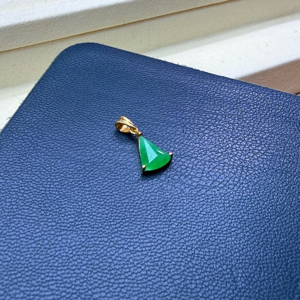 18k金扣头镶嵌满绿翡翠水滴吊坠