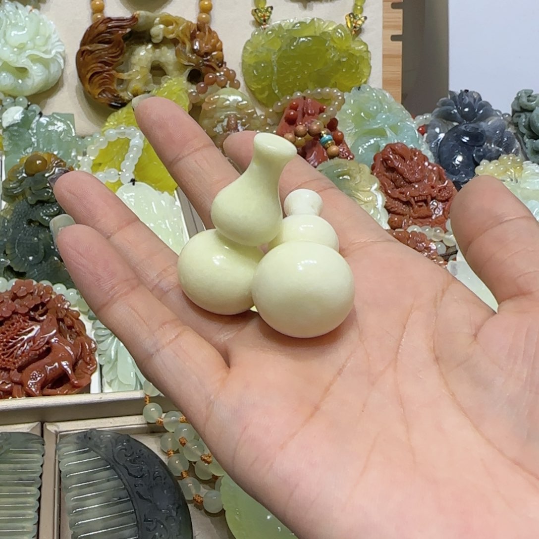 未镶嵌蛇纹石玉吊坠*️****