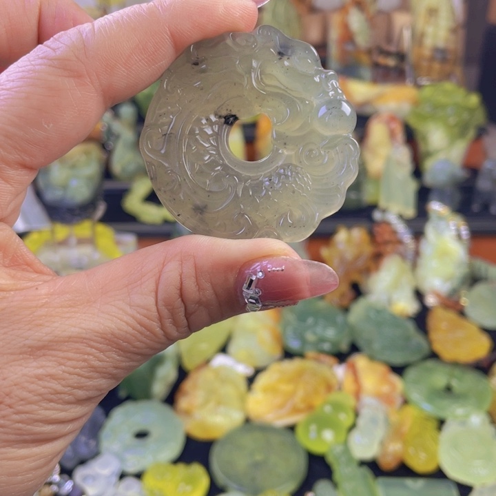 蛇纹石玉颈饰合金