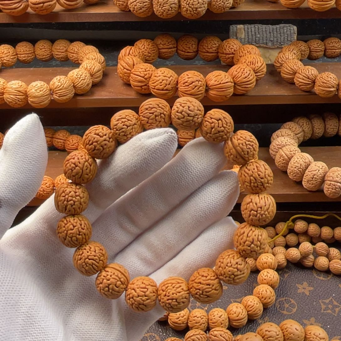 ****医吊坠桃核野生盘龙