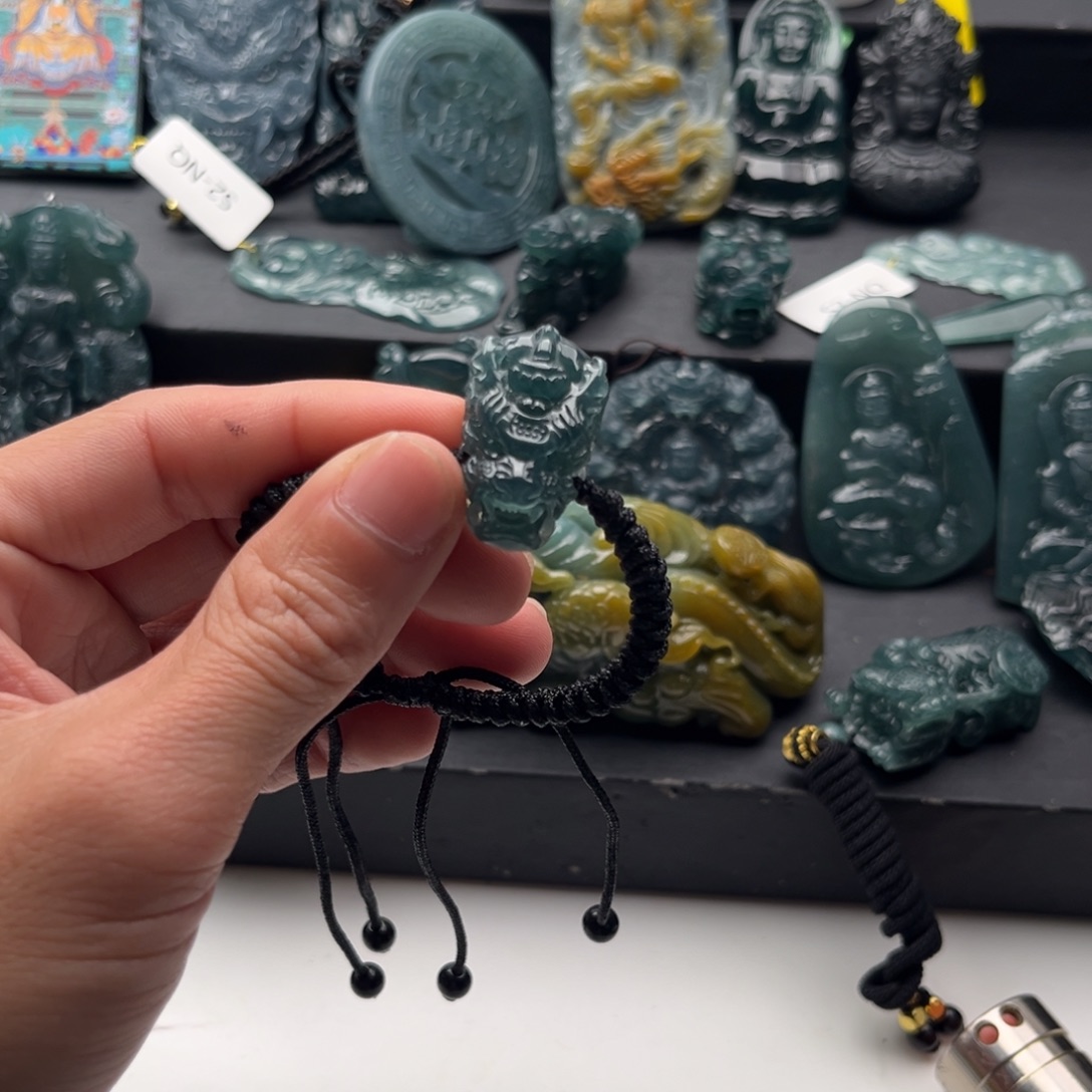 翡翠未镶嵌颈饰龙头