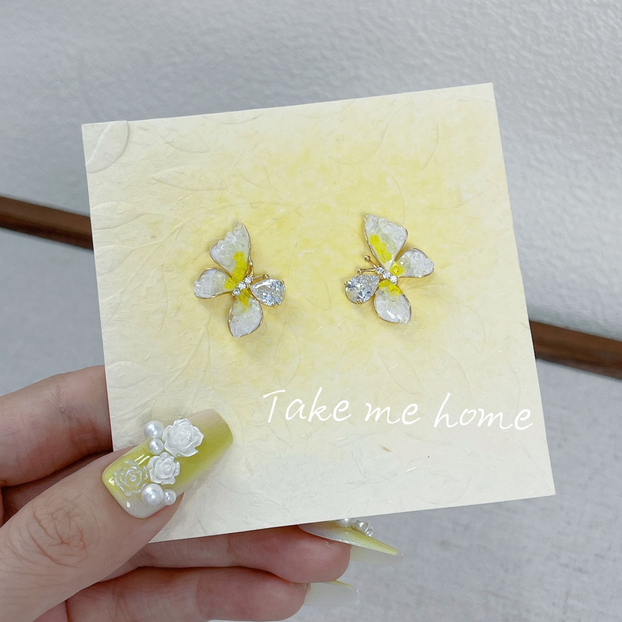 铜合金锆石耳饰 晕染浅黄蝴蝶耳钉EH238