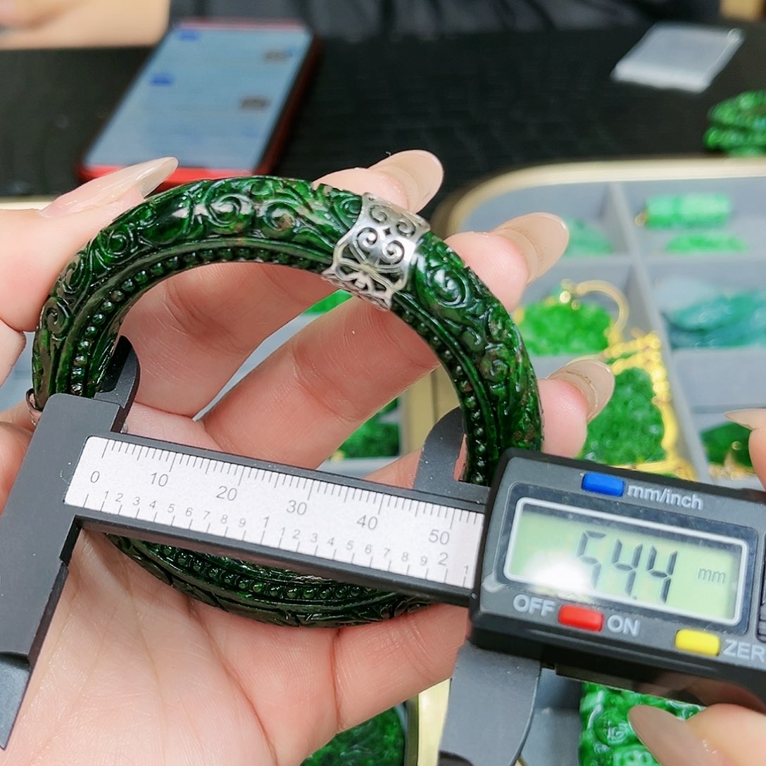 翡翠颈饰银S925镶嵌手镯