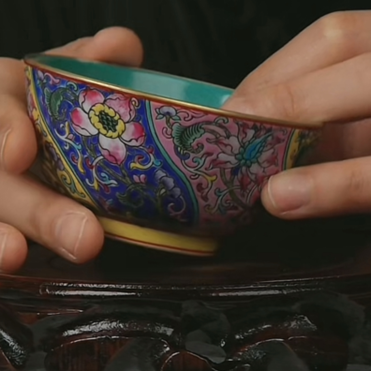 M内松石绿釉外粉彩花卉纹杯