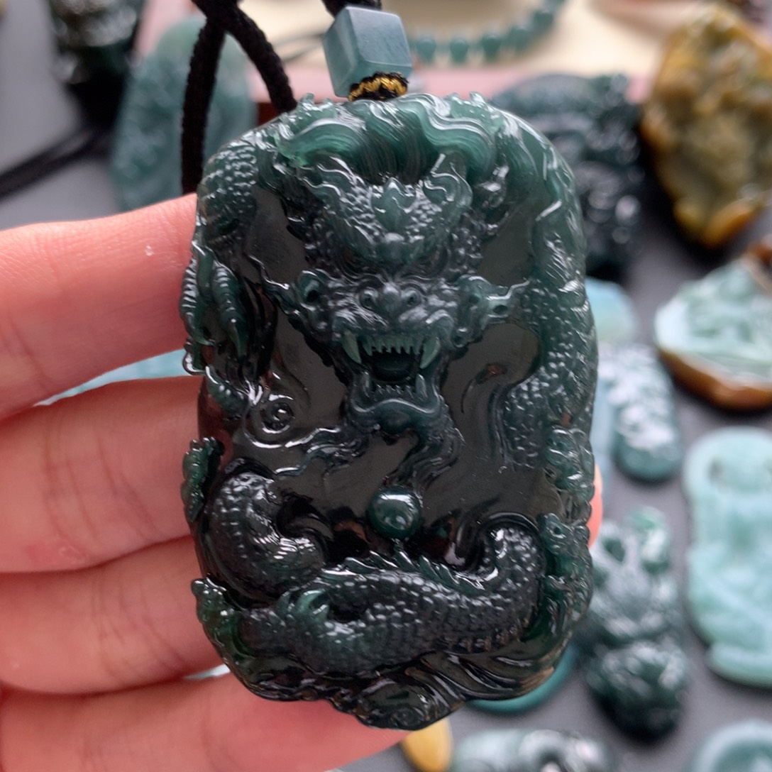 知***子翡翠未镶嵌颈饰龙