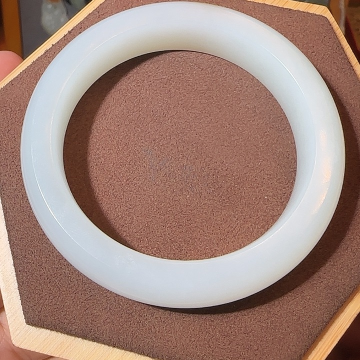 1***r和田玉手镯未镶嵌