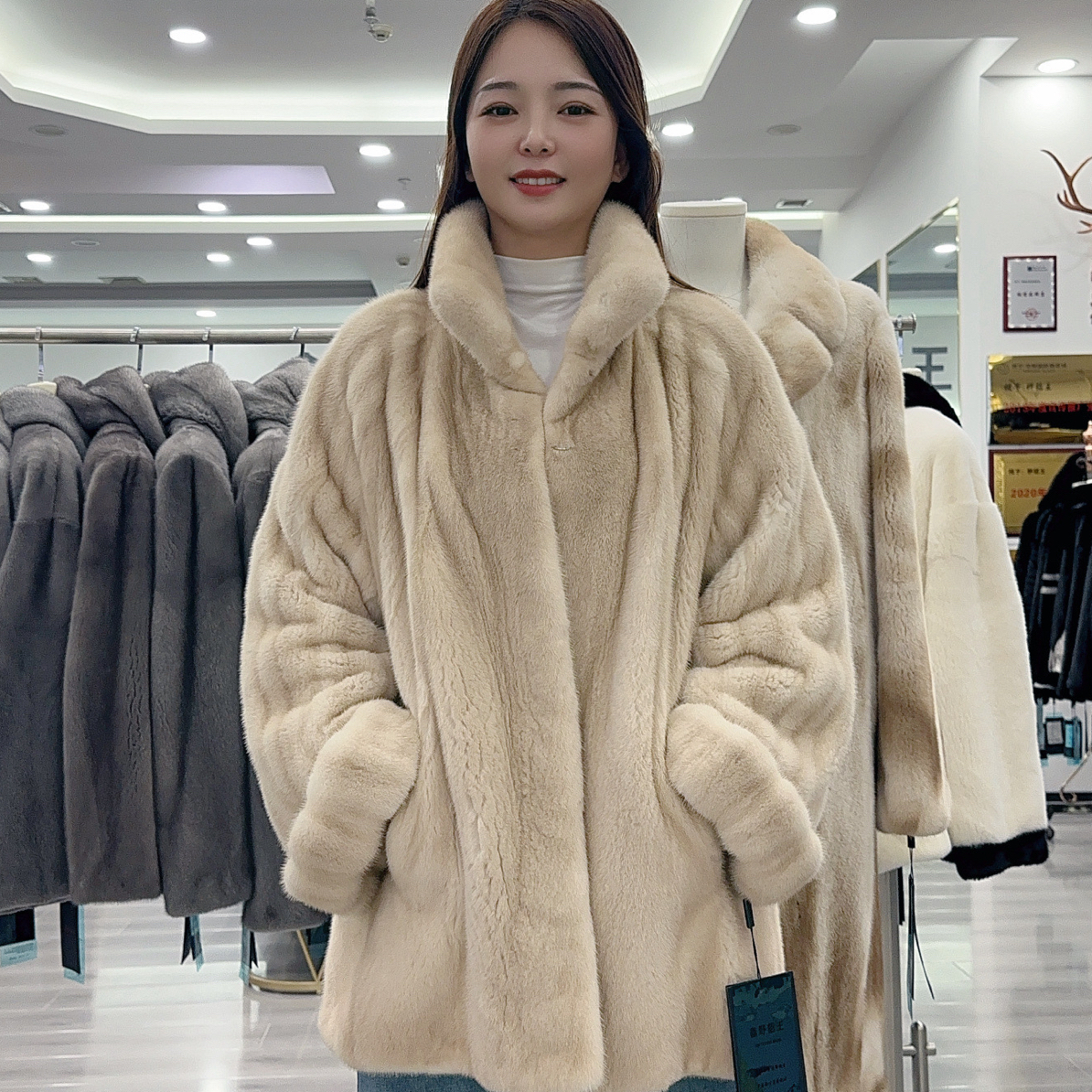 女士女款潮流时尚水貂皮米黄本色分刀挽袖立翻领挽袖