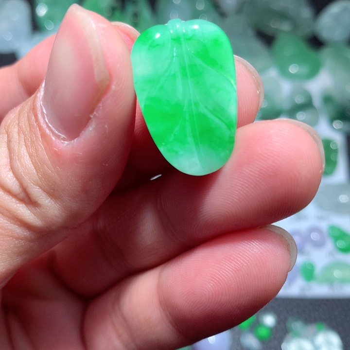 翡翠颈饰未镶嵌叶子