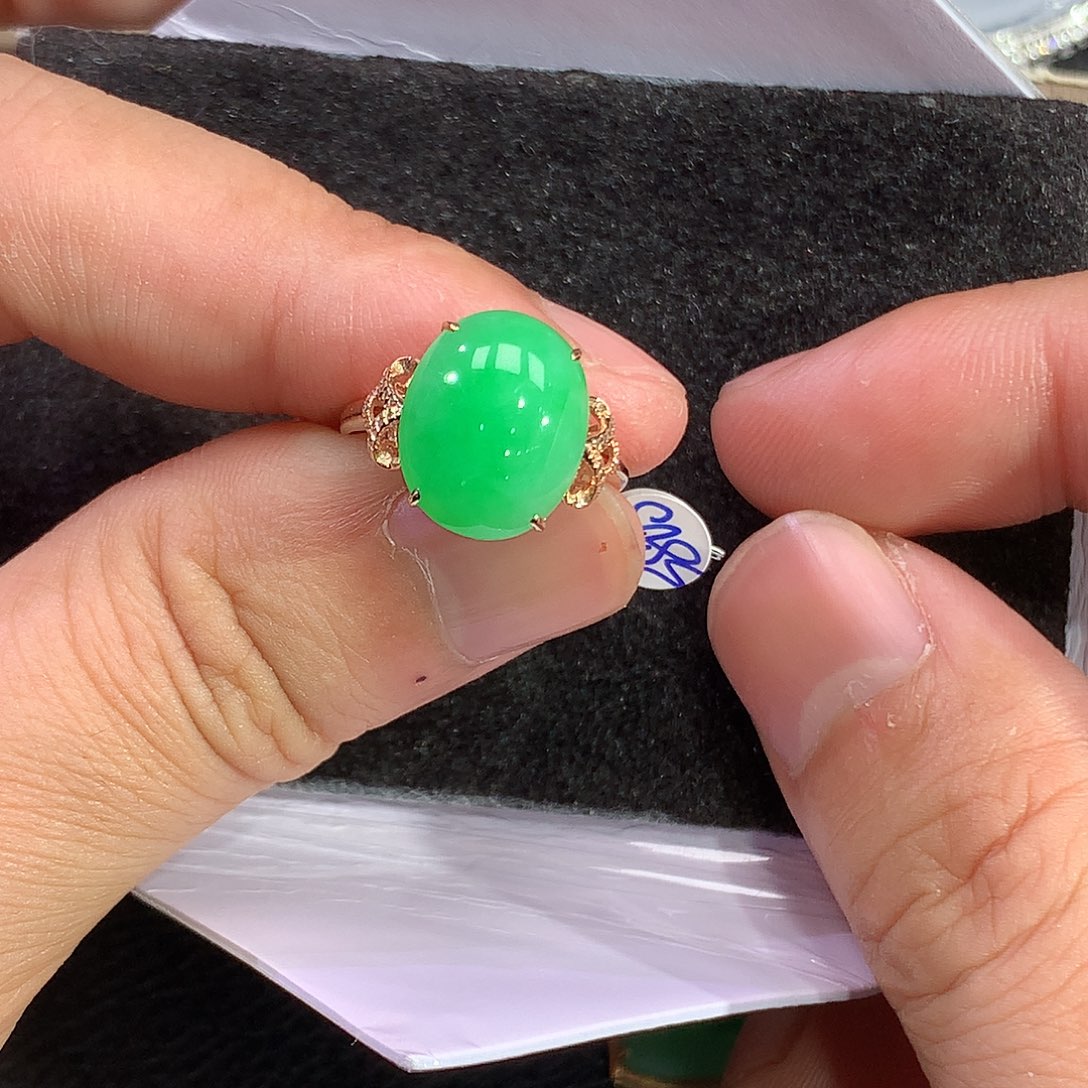 翡翠戒指18K金镶嵌蛋面