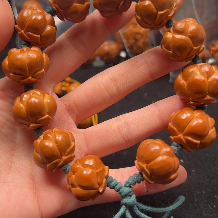 十***心橄榄核吊坠莲花串