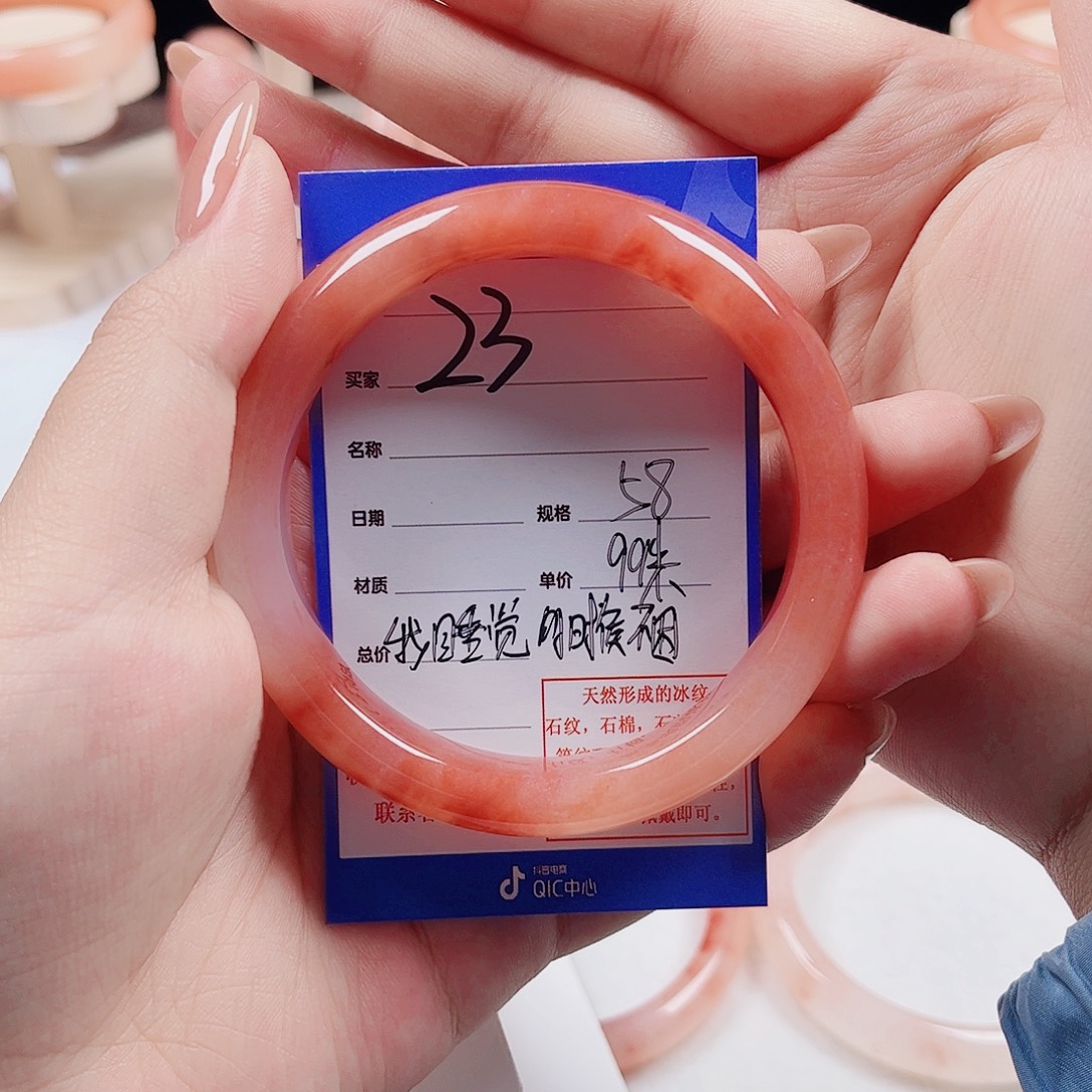 我***困石英质玉未镶嵌手镯