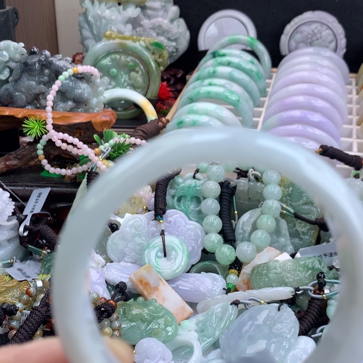 翡翠手镯未镶嵌吊坠