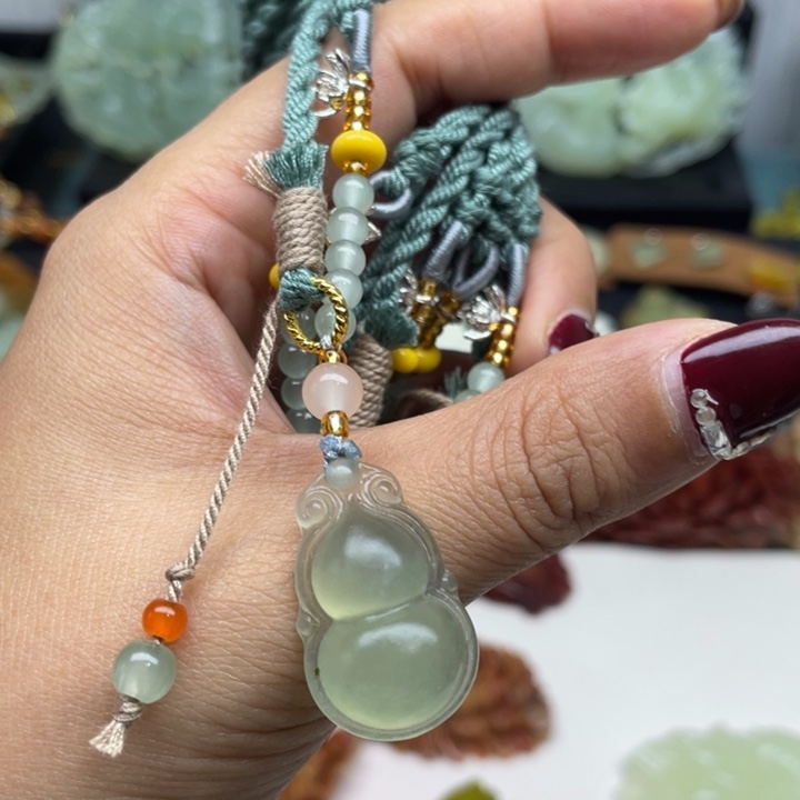 蛇纹石玉未镶嵌颈饰