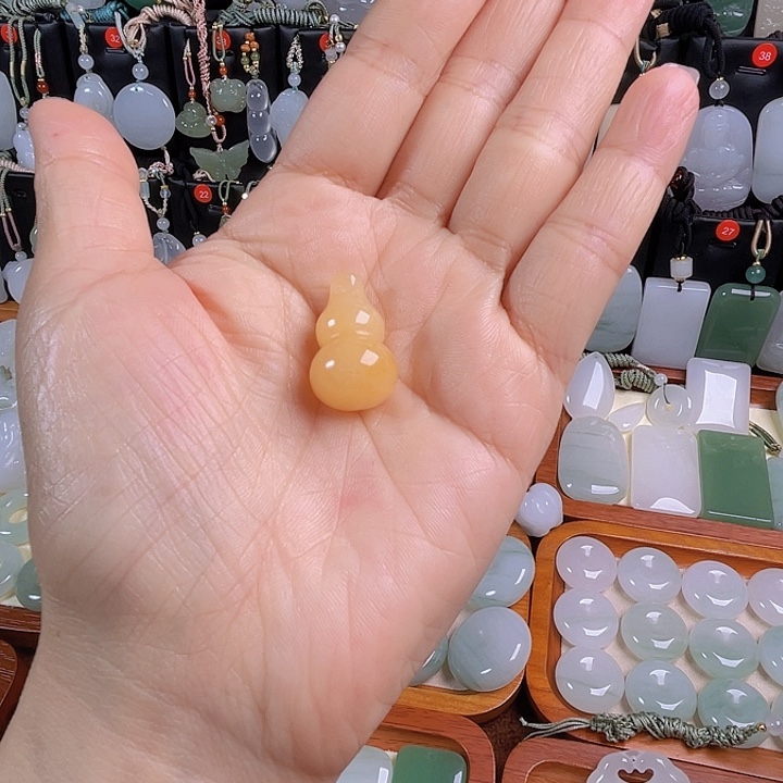 ****～颈饰未镶嵌石英质玉