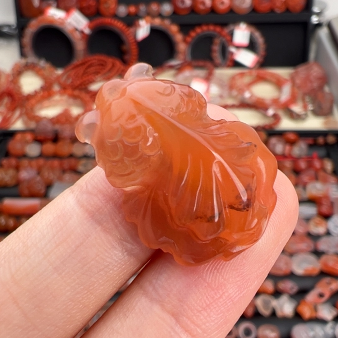 南红玛瑙未镶嵌颈饰金鱼