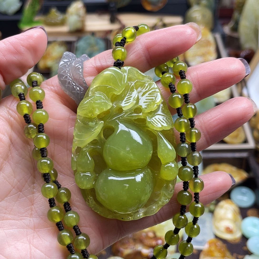 蛇纹石玉颈饰未镶嵌岫玉葫芦