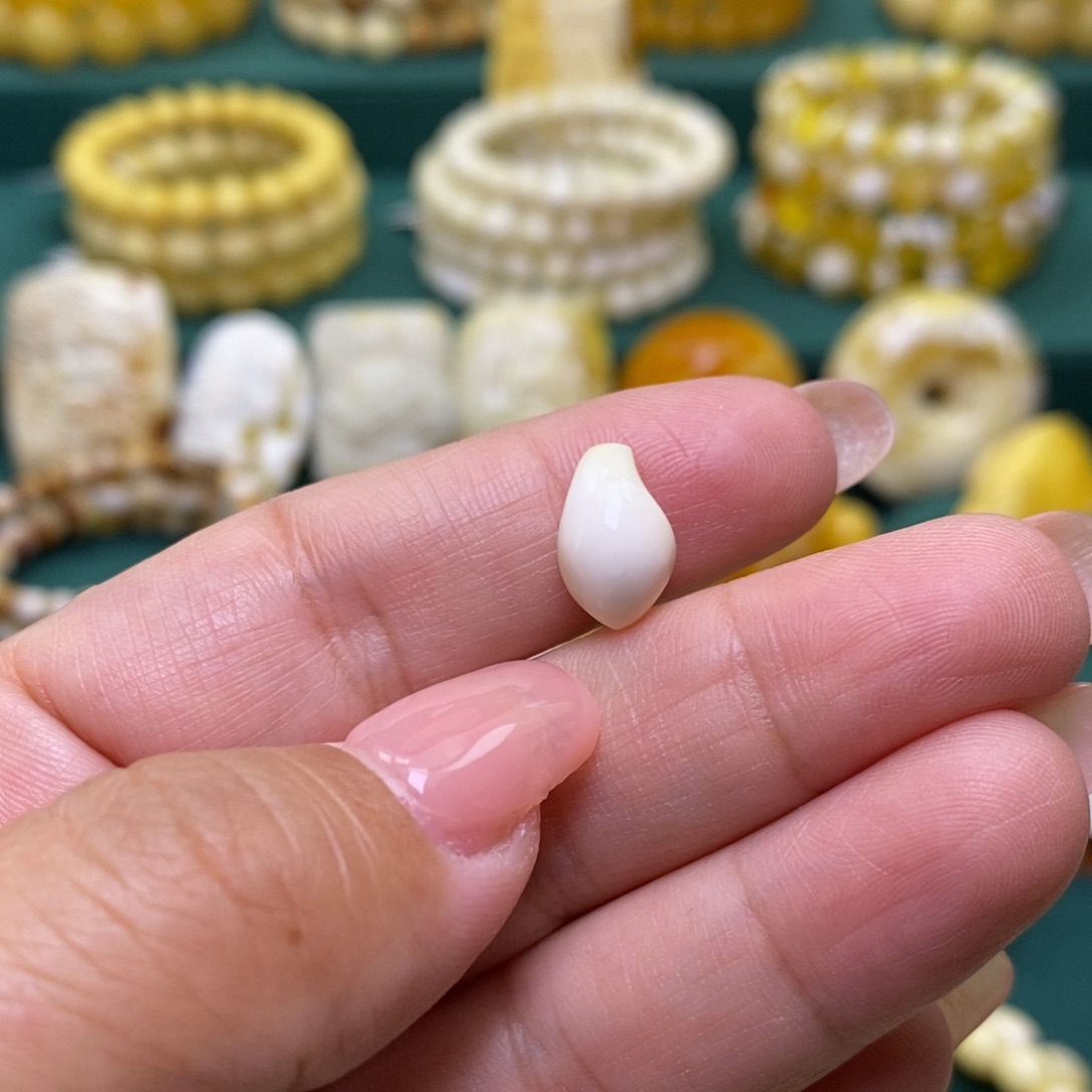 蜜蜡未镶嵌裸石卡子