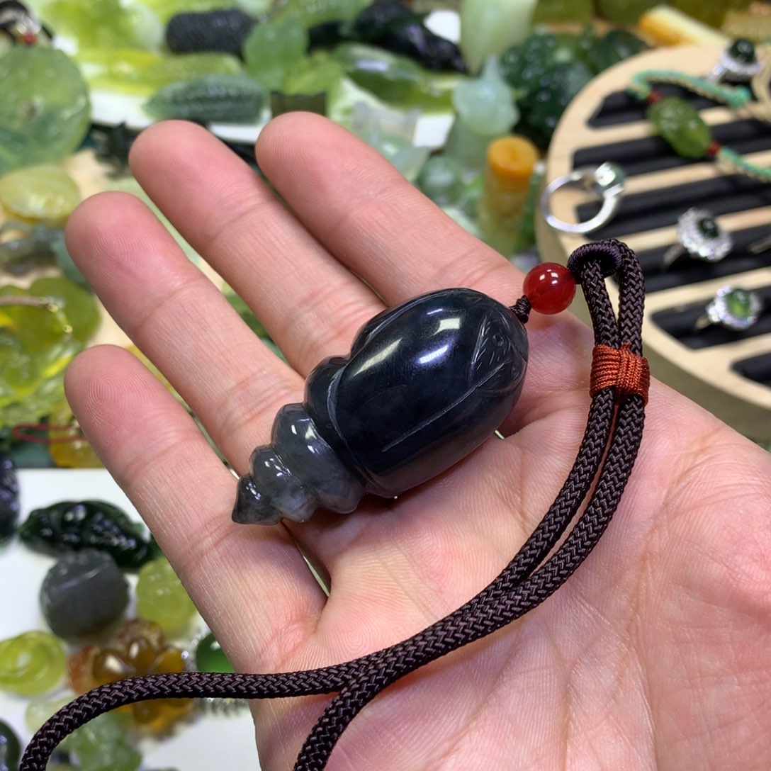 岫玉未镶嵌颈饰茧蛹