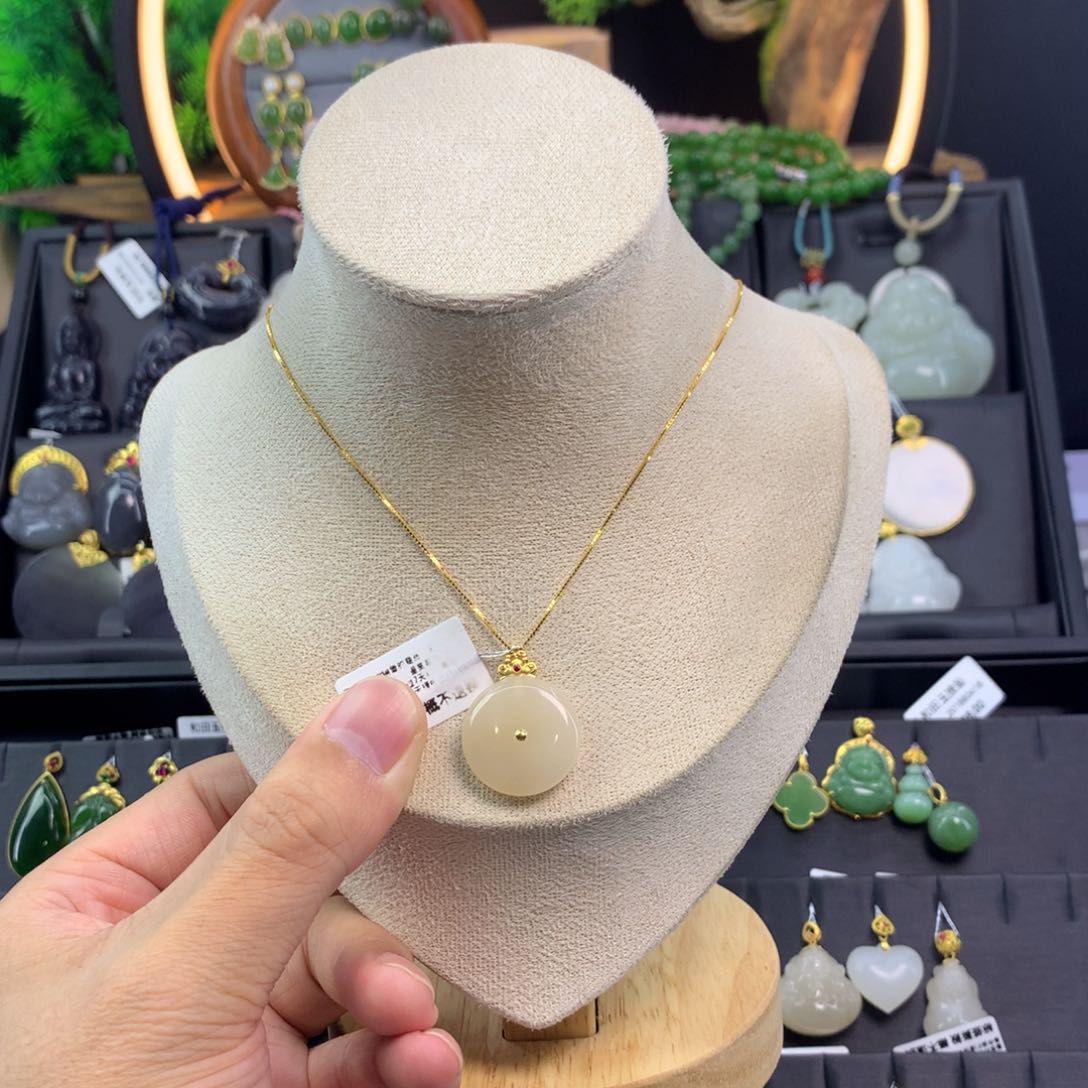 和田玉吊坠18K金镶嵌