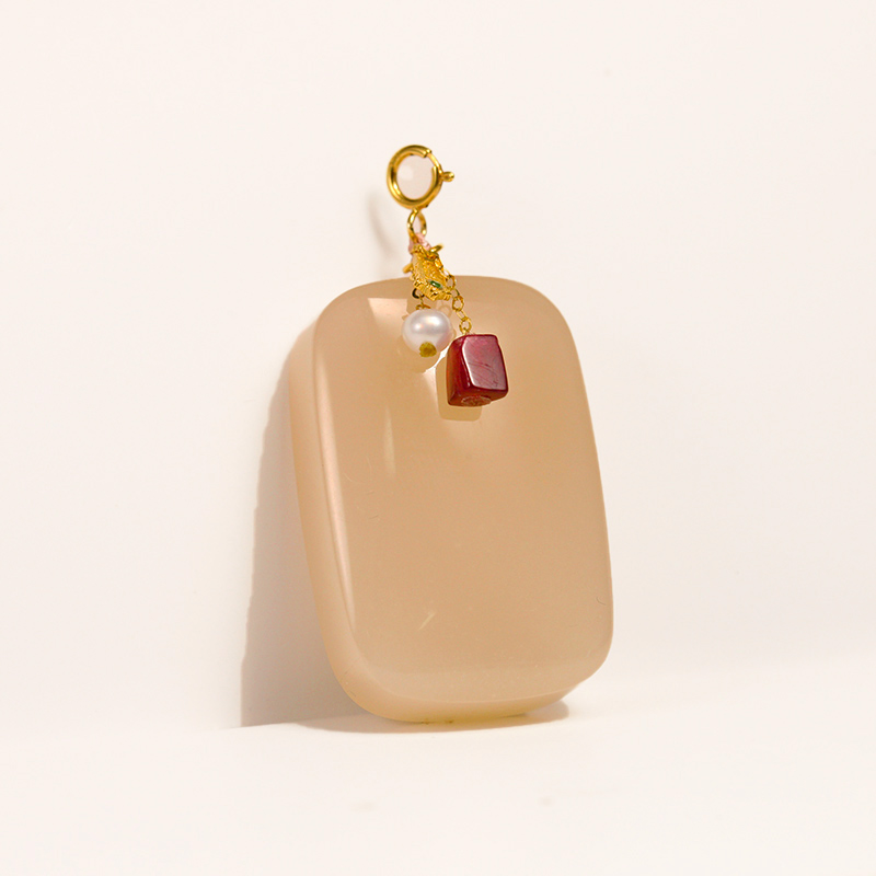 【叶叶珠宝】596  和田玉藕粉平安无事牌18k金挂件吊坠33*22*11mm