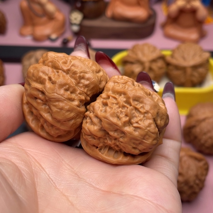 文玩核桃吊坠是*蛤蟆头38有修