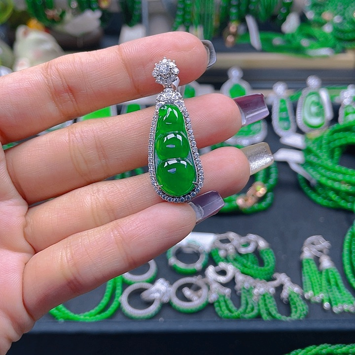 翡翠未镶嵌颈饰福豆