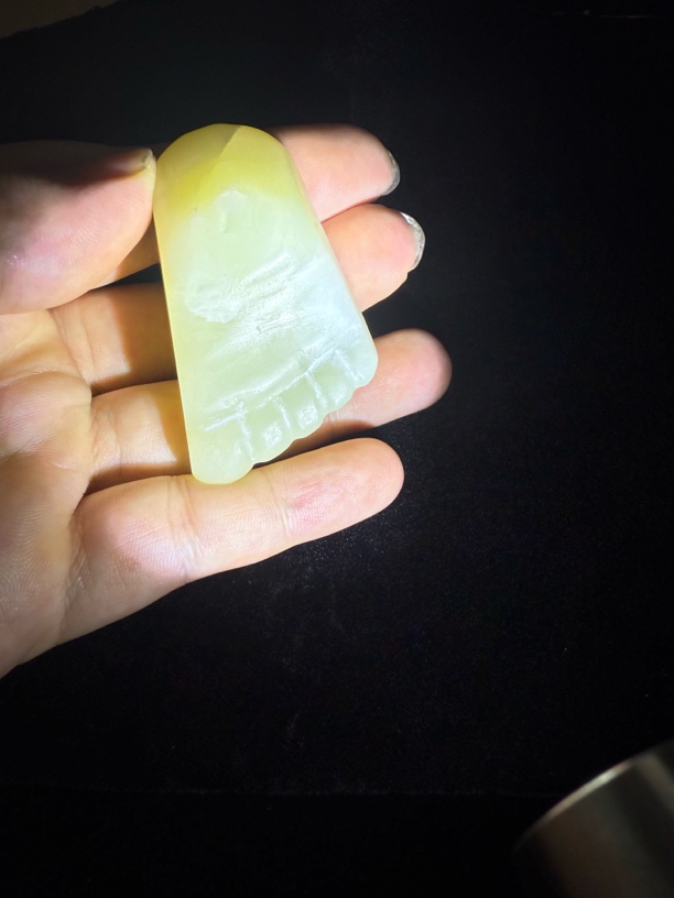 和田玉黄口料有棉有裂小手把