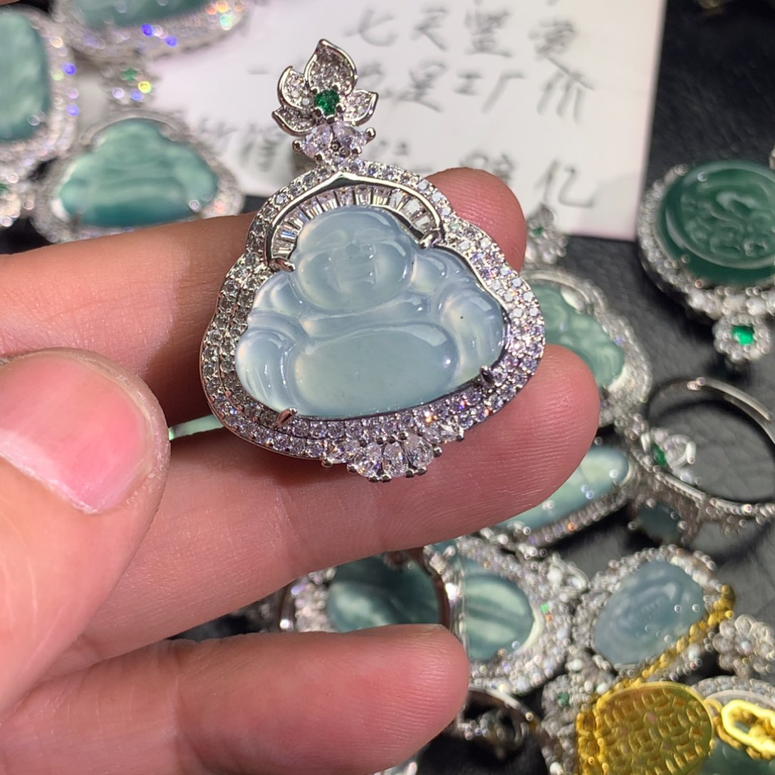 翡翠颈饰未镶嵌佛公