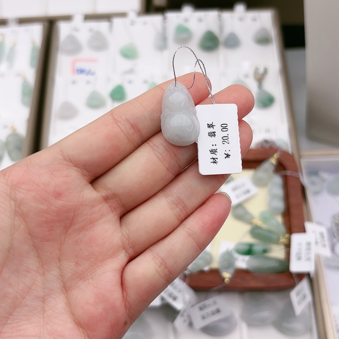 翡翠颈饰未镶嵌葫芦